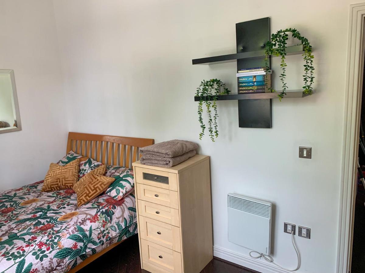 Room In Stratford With Private Bathroom And Parking London Exterior photo