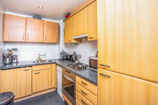 Room In Stratford With Private Bathroom And Parking London Exterior photo